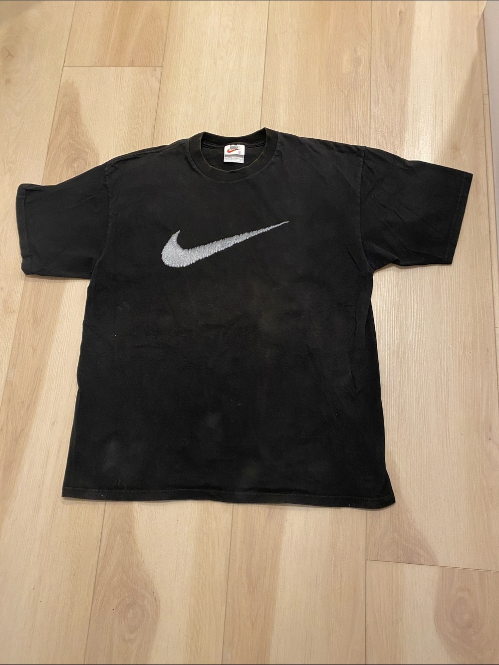 Nike tee shirt in Charcoal Gray